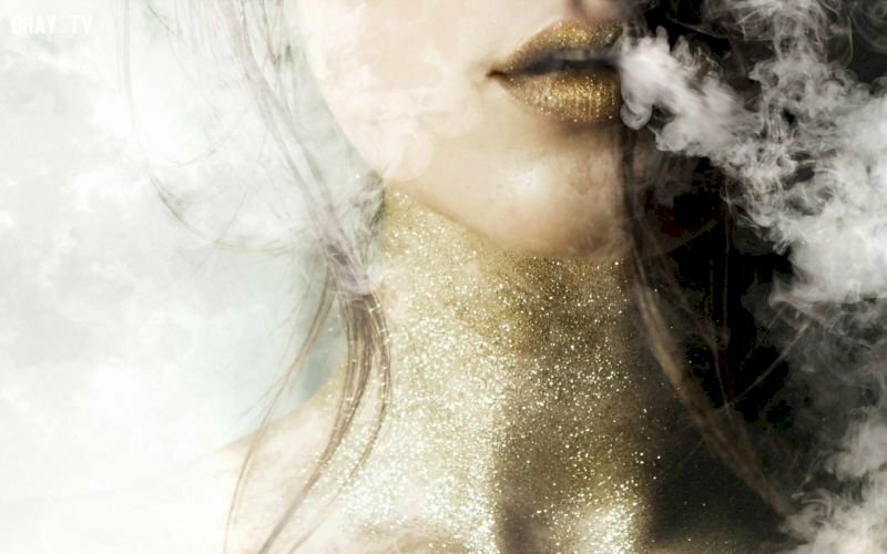 Ảnh đại diện đẹp cho một người phụ nữ che khuôn mặt lạnh lùng trong làn khói mờ ảo